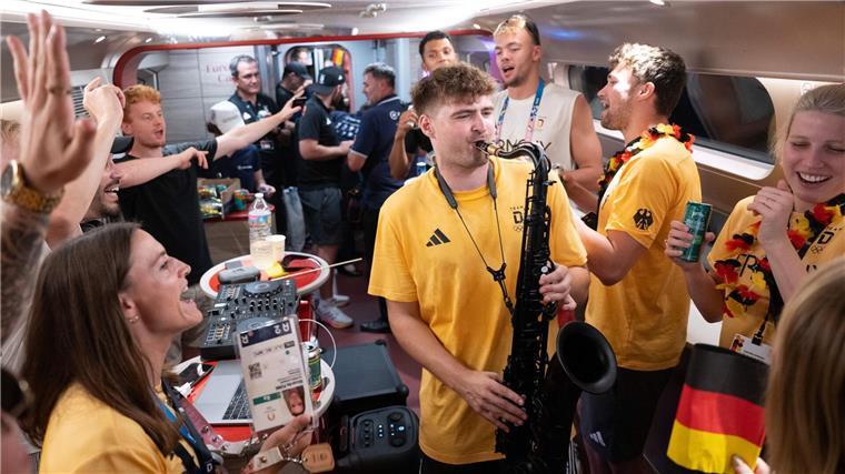 Saxofonist André Schnura und ein DJ heizen den Sportlerinnen und Sportlern ein.