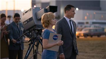 Scarlett Johansson spielt in „To the Moon“ eine gerissene PR-Expertin.