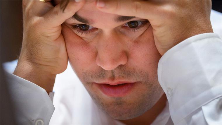 Schach: Carlsen steuert gegen 140.000 Spieler auf Remis zu Schach im XXL-Modus: Magnus Carlsen gegen „die Welt“.