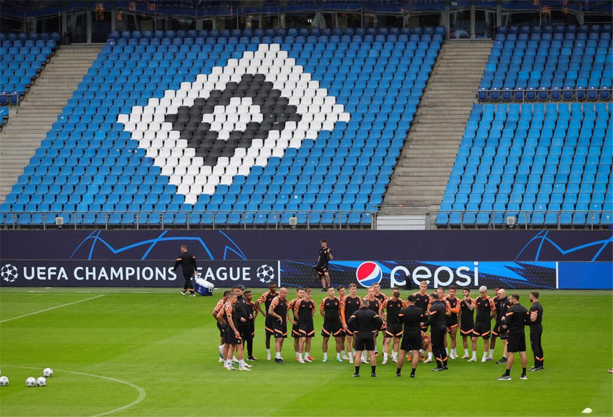 Der HSV kickt in der 2. Liga - aber trotzdem gibt‘s in Hamburg Champions-League-Fieber Schachtar Donezk beim Abschlusstraining im Hamburger Volksparkstadion.