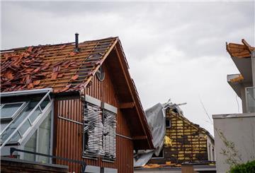 Die Dachhaut eines Hauses wurde über die Front geweht. Ein Unwetter hat auch in Paderborn große Schäden angerichtet. +++ dpa-Bildfunk +++