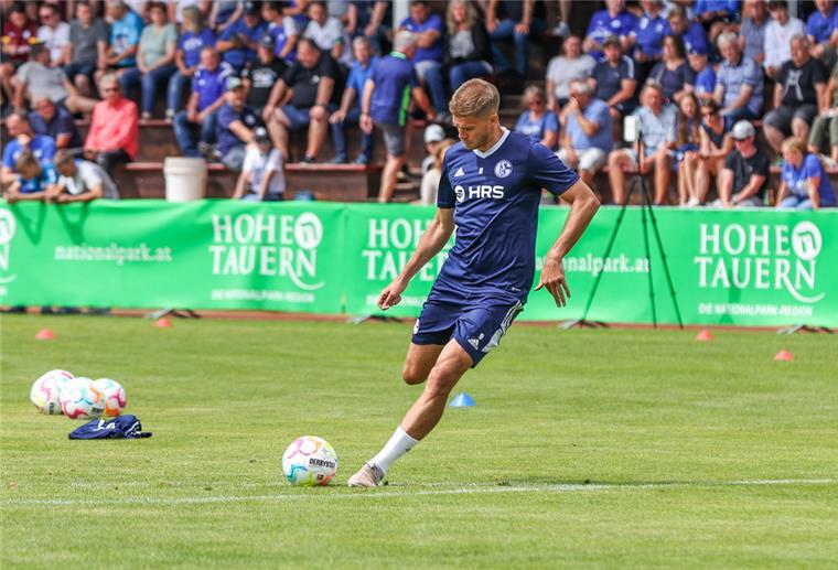 Schalke-Stürmer Simon Terodde ist moderne Kabinen mit höchstem Standard gewohnt. In Oldenburg beim Pokalspiel gegen den Bremer SV wird es für ihn und seine Teamkameraden nicht einmal warmes Wasser geben.