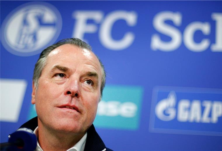 Tönnies tritt als Schalkes Aufsichtsratschef zurück Schalkes Aufsichtsratsvorsitzender Clemens Tönnies blickt bei einer Pressekonferenz in die Runde.