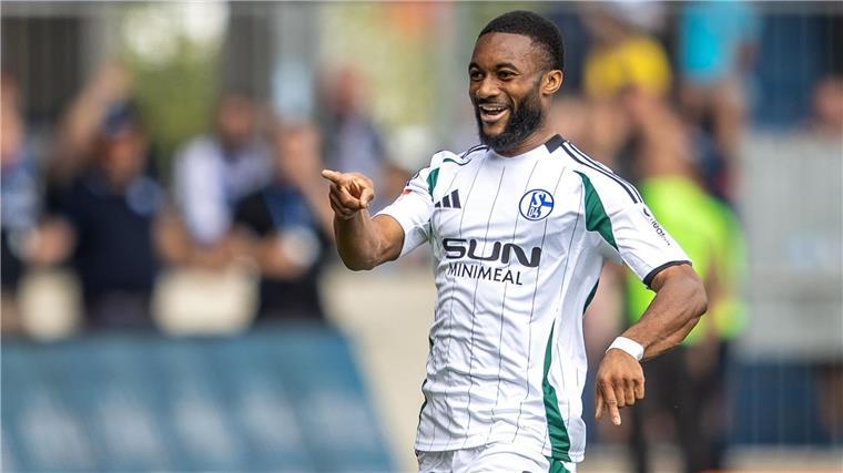 Schalkes Moussa Sylla bejubelt sein Führungstor in Magdeburg.