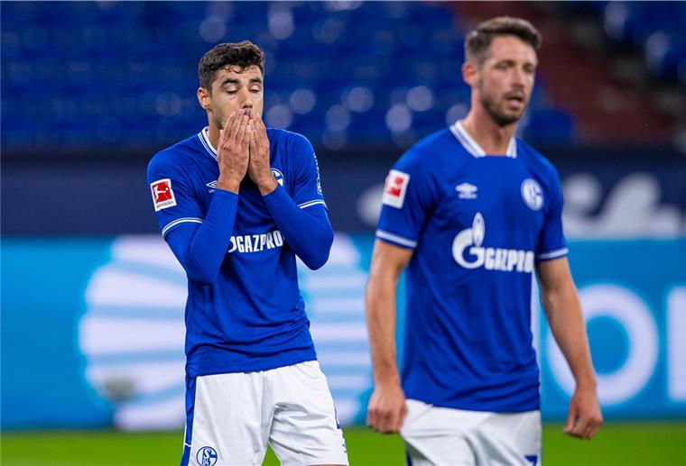 Nach Werder-Spiel: Kabak vier Spiele gesperrt Schalkes Ozan Kabak (links) ist nach seiner Spuckattacke im Spiel gegen Werder Bremen gesperrt worden.