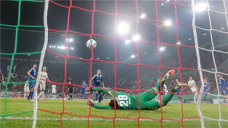 Schalkes Torwart Justin Heekeren hat Pech mit dem Untergrund.