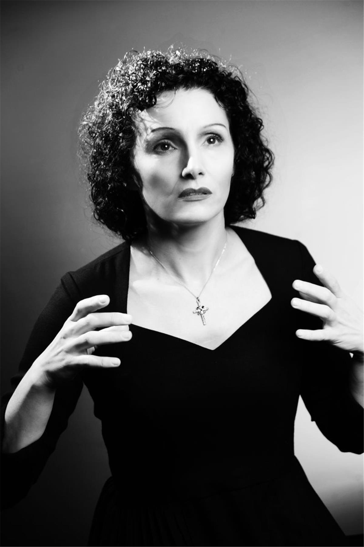 "Der Spatz von Paris" auf der Bühne des Stadttheaters Schascha Maria Icks spielt die bekannte Sängerin Edith Piaf.