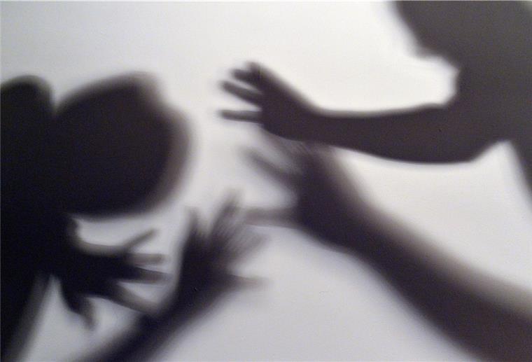 Schatten sollen symbolisieren, wie ein Kind versucht, sich vor der Gewalt eines Erwachsenen zu schützen.
