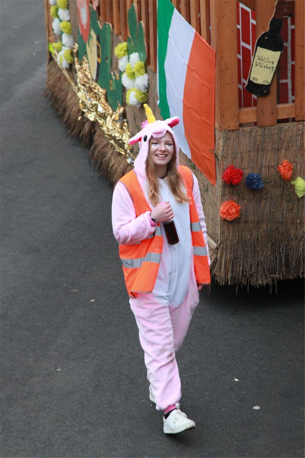 Schau mal, ein Einhorn. Karneval in Wehdel 2018. Foto: Kai-Martin Ulrich