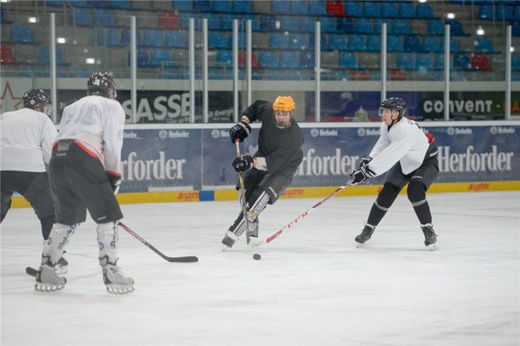 Eishockey bis kurz vor Mitternacht Schauen gerne zu, gehen aber noch viel lieber selbst aufs Eis: Mehrere Hobbymannschaften spielen regelmäßig in der Eisarena.