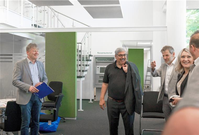 Bremerhavener Bürgerbüro zieht um Schauen sich die neuen Räume an (von links): Sieghard Lückehe, Melf Grantz, Amtsleiter Thomas Herbrig, Irina Maselon (Leiterin des Bürgerbüros Mitte) und Ralf Göhringer (Stäwog).