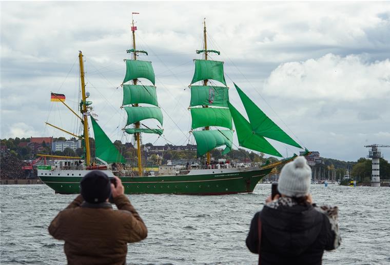 „Alex II“ zurück von erster Ausbildungsfahrt Die "Alexander von Humboldt II" fährt in den Kieler Hafen ein.