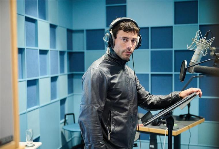 Schauspieler Aaron Altaras im Hörspiel-Studio.