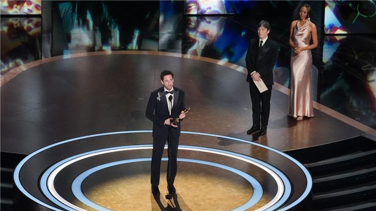 Schauspieler Adrien Brody hält seine Dankesrede für die Auszeichnung Oscar. Bevor er dafür auf die Bühne ging, sorgte er für einen lustigen Moment. 