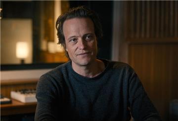 Schauspieler August Diehl in einer Szene aus „23 - Der mysteriöse Tod eines Hackers“.