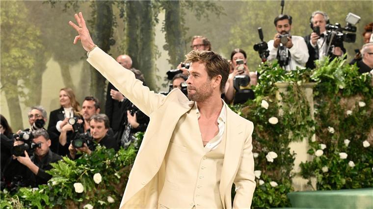 Der „Met Ball“: Märchenwald und Gaza-Proteste Schauspieler Chris Hemsworth stellt sich dem Blitzlichtgewitter.