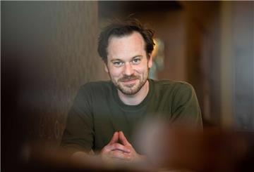 Schauspieler Florian Bartholomäi  sorgt sich um das Auskommen der Schauspielerinnen und Schauspieler in Berlin.