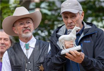 Schauspieler Gojko Mitic (rechts) freut sich neben Volkmar Kunze, Geschäftsführer des Karl-May-Museums Radebeul, über einen Mustang aus Meißner Porzellan, den er zum Geburtstag bei den Karl-May-Festtagen geschenkt bekam. 