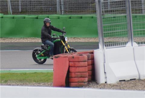 Schauspieler Hannes Jaenicke hat auf dem Hockenheimring ein superschnelles E-Bike ausprobiert.
