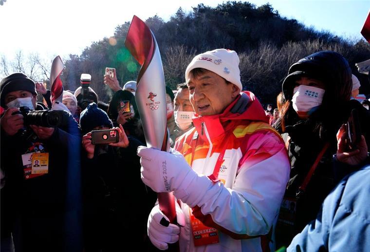 Schauspieler Jackie Chan hält die olympische Fackel für die Winterspiele 2022 in der Hand (Archivbild).