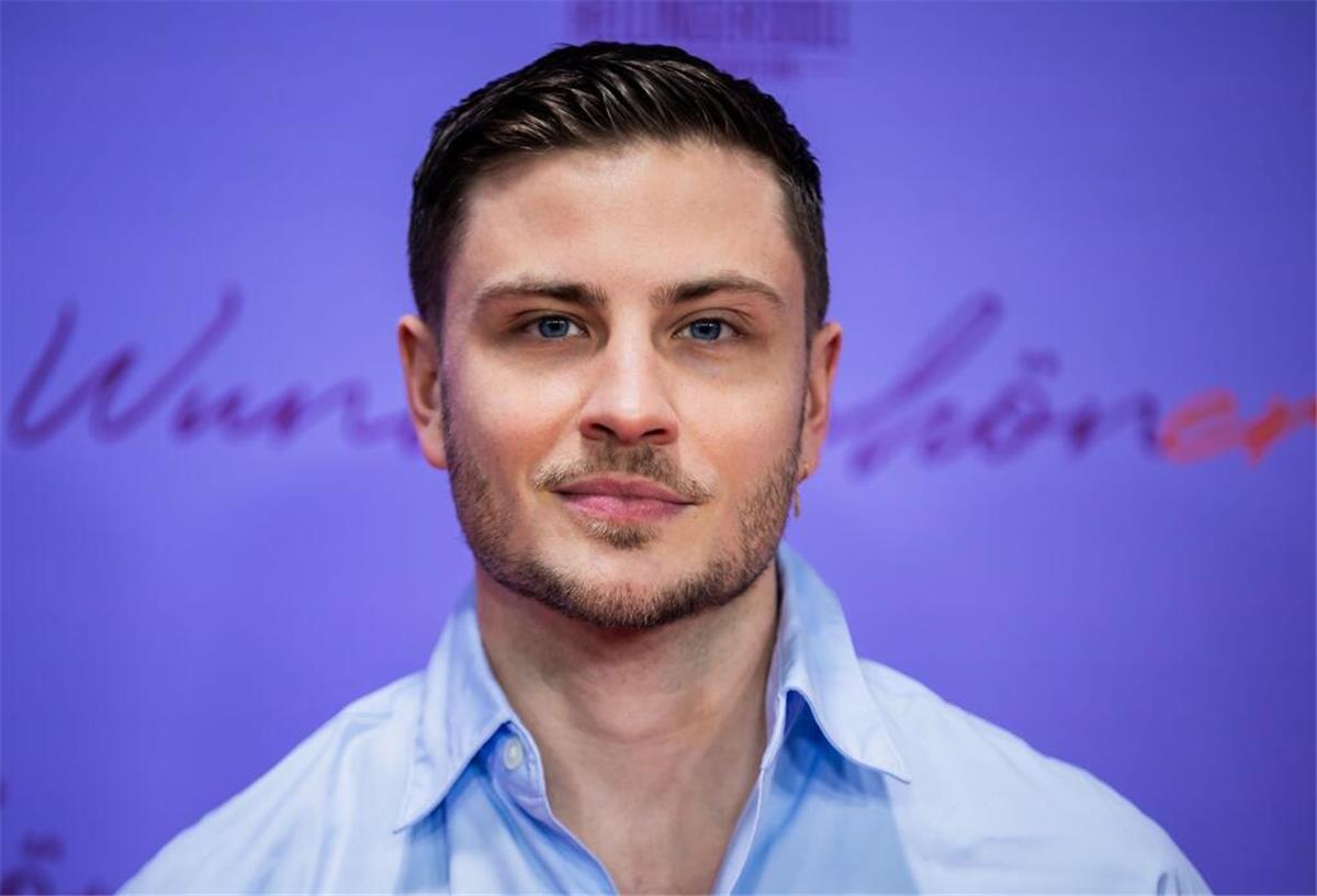 Buchclubs boomen - Lesen als Gemeinschaftsgefühl Schauspieler Jannik Schümann liest nicht nur gerne Drehbücher. (Archivbild)