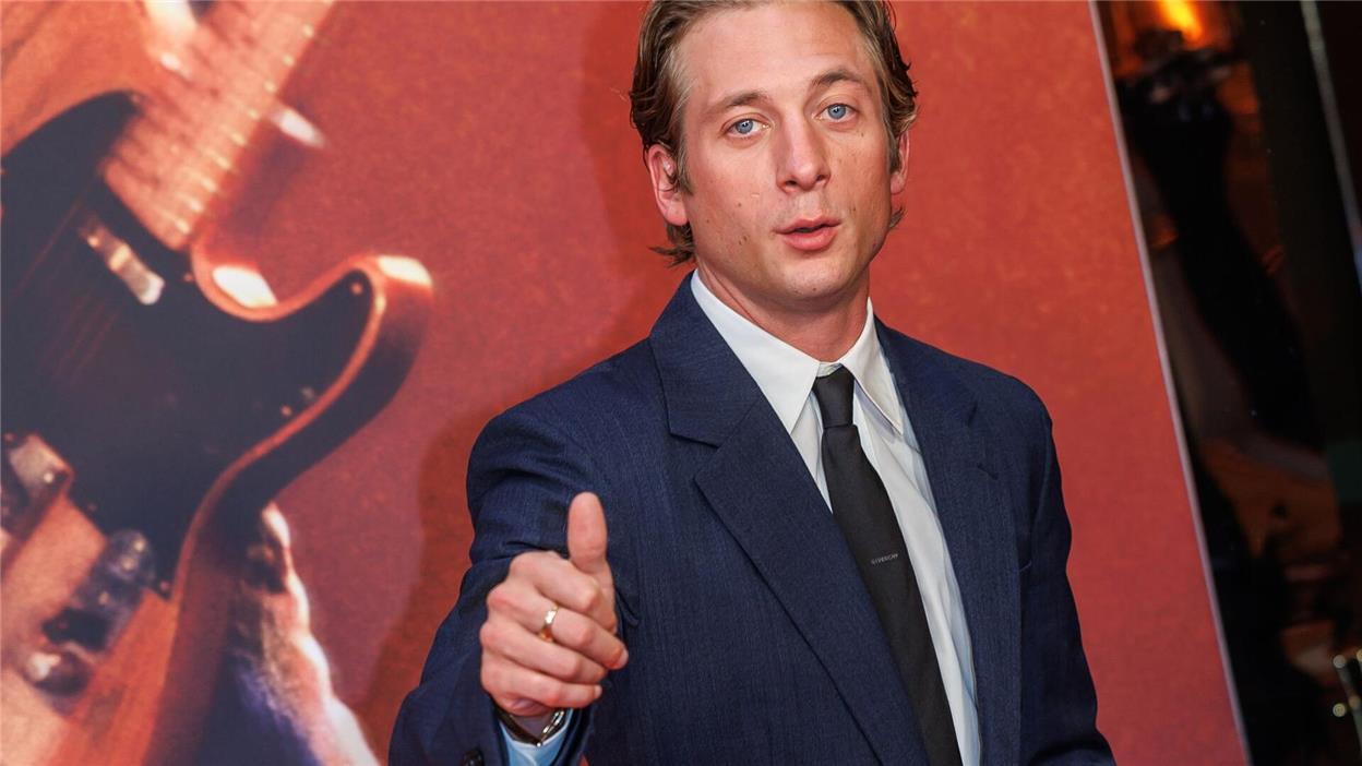 Zwischen Meme, Memme und Macho: Der Performative Male Schauspieler Jeremy Allen White hat ein Faible für melancholische Rollen und zarte Hobbys wie Blumen kaufen. (Archivbild)