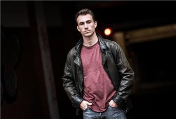 Schauspieler Justus Johanssen ist nach der Zusage für die Hauptrolle im Polizeifilm „Allein zwischen den Fronten“ sofort ins Fitness-Studio gegangen. 