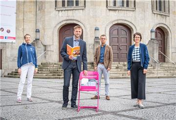 Schauspieler lesen Texte für Schüler: Über die gelungene Aktion freuen sich (von links): Nicole Wind, Leiterin Schule am Ernst-Reuter-Platz, Lars Krüger vom Landesinstitut für Schule Bremen, Kulturstadtrat Michael Frost und JUB-Leiterin Tanja Spinger. Foto: Hartmann