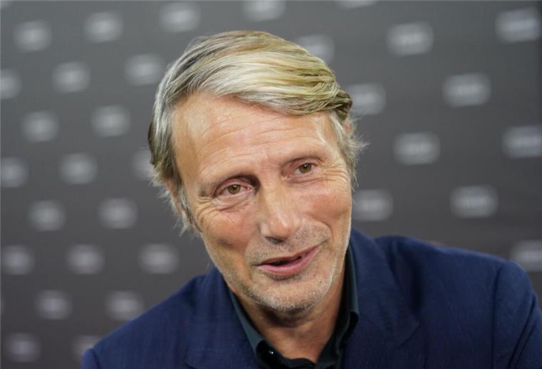 Mads Mikkelsen schaut am liebsten nach vorne Schauspieler Mads Mikkelsen bei der Premiere des Films „King’s Land“ in Hamburg.