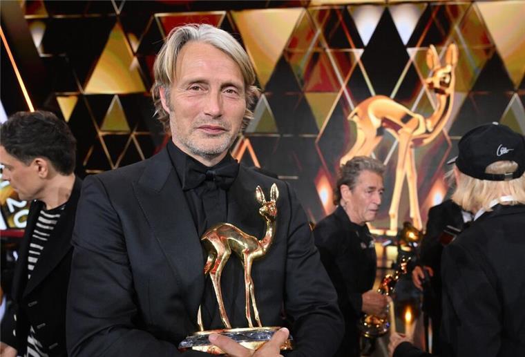 Schauspieler Mads Mikkelsen widmet seinen „Schauspiel International“-Bambi seiner kleinen Enkeltochter.