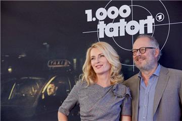Schauspieler Maria Furtwängler und Axel Milberg sitzen im 1000. "Tatort" in einem "Taxi nach Leipzig".