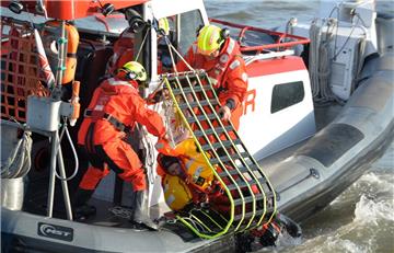 Schauspieler Markus Knüfken, neuer Botschafter der Deutschen Gesellschaft zur Rettung Schiffbrüchiger (DGzRS) lässt sich am  Dienstag in Cuxhaven im Überlebensanzug vom Beiboot "Verena" aus dem Wasser holen. Foto Jaspersen