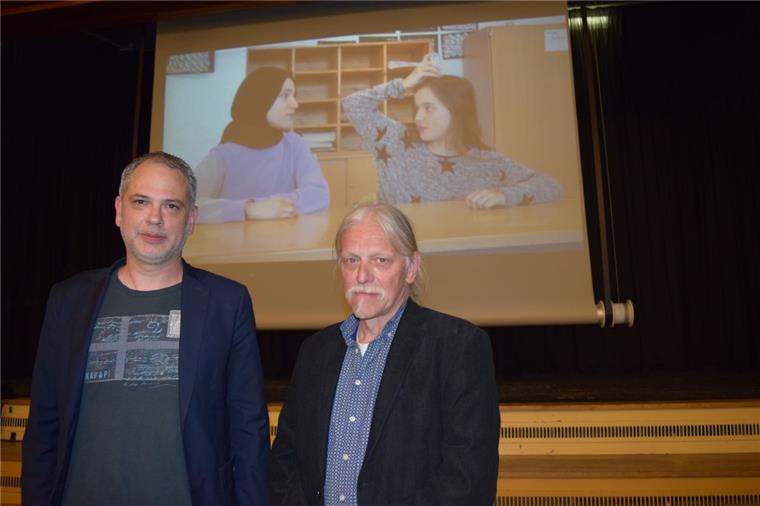 Schüler wollen mit Videos Autisten helfen Schauspieler Martin Kemner (rechts) hat mit den Schülern die Szenen erarbeitet. Dr. Anas Nashef, Leiter des Autismus-Therapiezentrums, freut sich, dass er die Clips verwenden kann.