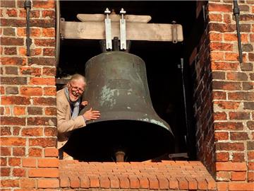 Schauspieler Martin Kemner ruft von oben, &quot;Wo ist Dieter?&quot;.  Foto Steh...