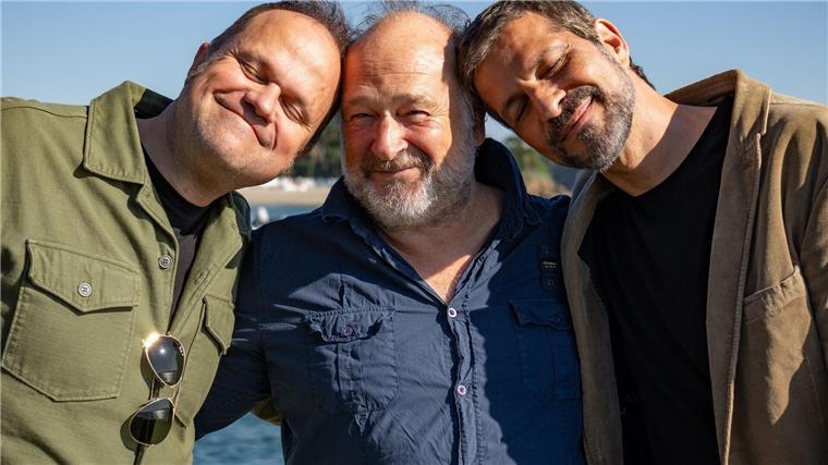 Kommissar Dupin trifft seinen Schöpfer Schauspieler Pasquale Aleardi (rechts), der Schriftsteller Jean-Luc Bannalec (Mitte) und der Produzent Mathias Lösel (links) bei Dreharbeiten zum ARD-Krimi „Bretonische Sehnsucht“.
