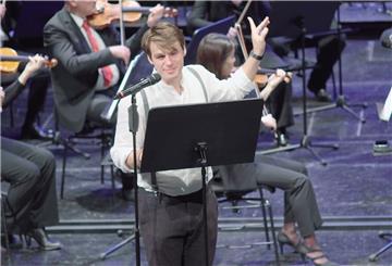 Schauspieler Richard Lingscheidt führt im Video des Familienkonzerts durch Sergei Prokofieffs musikalisches Märchen „Peter und der Wolf". Foto Stadttheater Bremerhaven