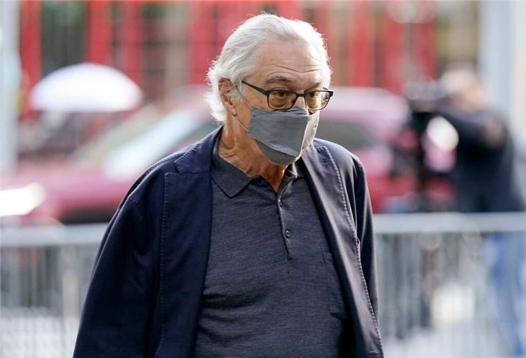Robert De Niros Firma muss Ex-Mitarbeiterin Geld zahlen Schauspieler Robert De Niro kommt am Gericht in New York an.