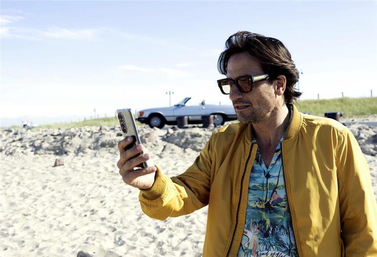 Schauspieler Tim Seebach (Oliver Mommsen) kehrt nach Hause an die Nordsee zurück. Wie immer hat er keinen Blick für die schöne Umgebung.