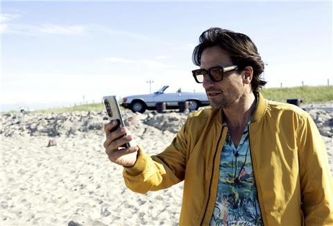 Schauspieler Tim Seebach (Oliver Mommsen) kehrt nach Hause an die Nordsee zurück. Wie immer hat er keinen Blick für die schöne Umgebung.