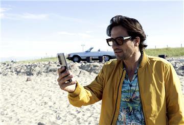 Schauspieler Tim Seebach (Oliver Mommsen) kehrt nach Hause an die Nordsee zurück. Wie immer hat er keinen Blick für die schöne Umgebung.