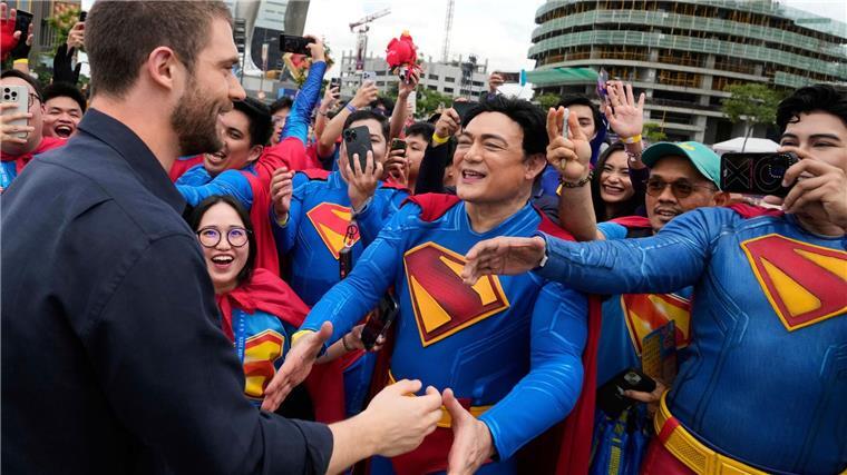 „Superman“ und der Startschuss für ein neues Filmuniversum Schauspieler und Superman-Star David Corenswet (l) begrüßt Fans während der ersten Station der Superman World Tour.