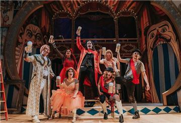 Schauspieler wie Tobias Bonn, Manal Raga a Sabit, Marie Cecile Nest, Christoph Marti, Winnie Böwe, H. Litteer und Moritz C. Winklmayr sind beim Stück „Oktoberfest The Musical. Beinah wahr…“ im Berliner Renaissance-Theater auf der Bühne zu sehen.