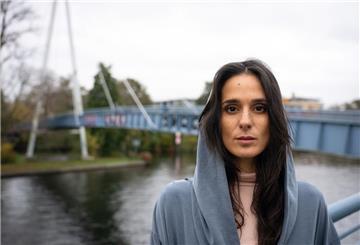 Schauspielerin Aybi Era - im Hintergrund der Tatort ihres neuen Falles.