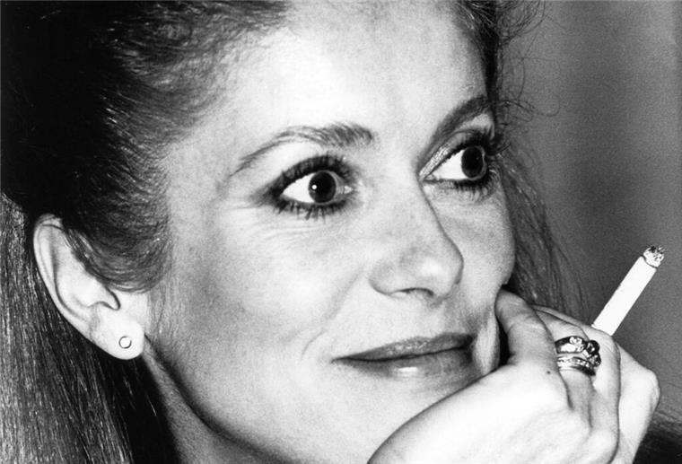 Catherine Deneuve wird 80 Schauspielerin Catherine Deneuve raucht bei einer Vorstellung ihres Films „Die letzte Metro“ eine Zigarette.