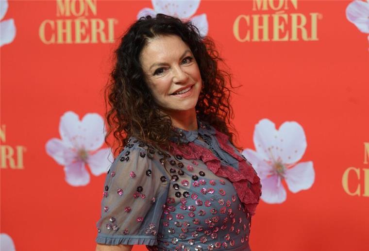 Schauspielerin Christine Neubauer wagt sich ebenfalls aufs Tanzparkett. (Archivbild)