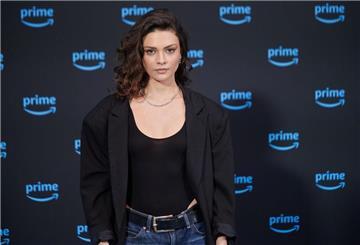 Schauspielerin Harriet Herbig-Matten spielt in der neuen Amazon-Serie „Maxton Hall“ die Privatschülerin Ruby, die von ihrem steinreichen Mitschüler James bedrängt wird.