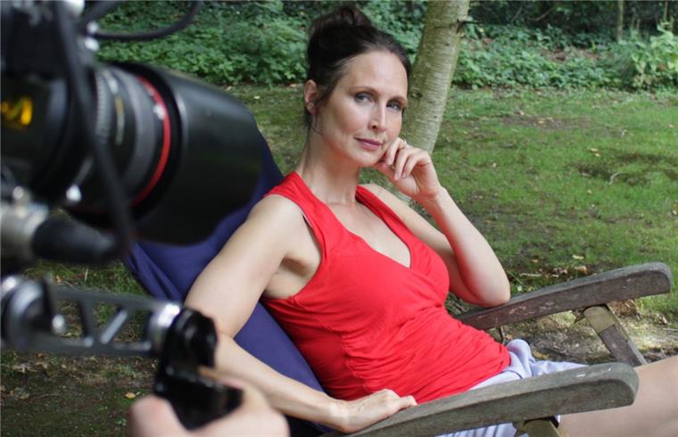 Schauspielerin Heidi Jürgens aus Uthlede bei den Schlussszenen des plattdeutschen Kriminalfilms „Boot un Dood“ in Bokel. 