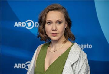 Schauspielerin Katharina Leonore Goebel zieht jetzt mit ihrem Partner zusammen.