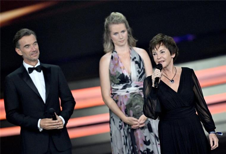 Goldene Henne für Barbara Schöneberger und Sarah Connor Schauspielerin Katrin Sass wurde mit der Goldenen Henne für ihr Lebenswerk ausgezeichnet.
