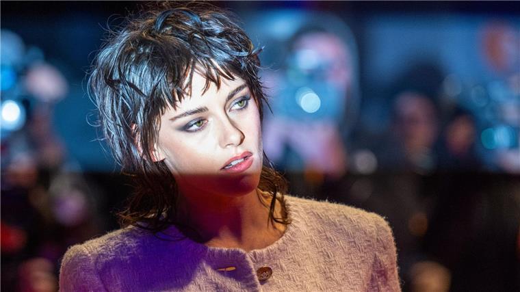 Kristen Stewart: „Wir alle haben ein kleines Monster in uns“ Schauspielerin Kristen Stewart auf dem roten Teppich vor dem Berlinale Palast.